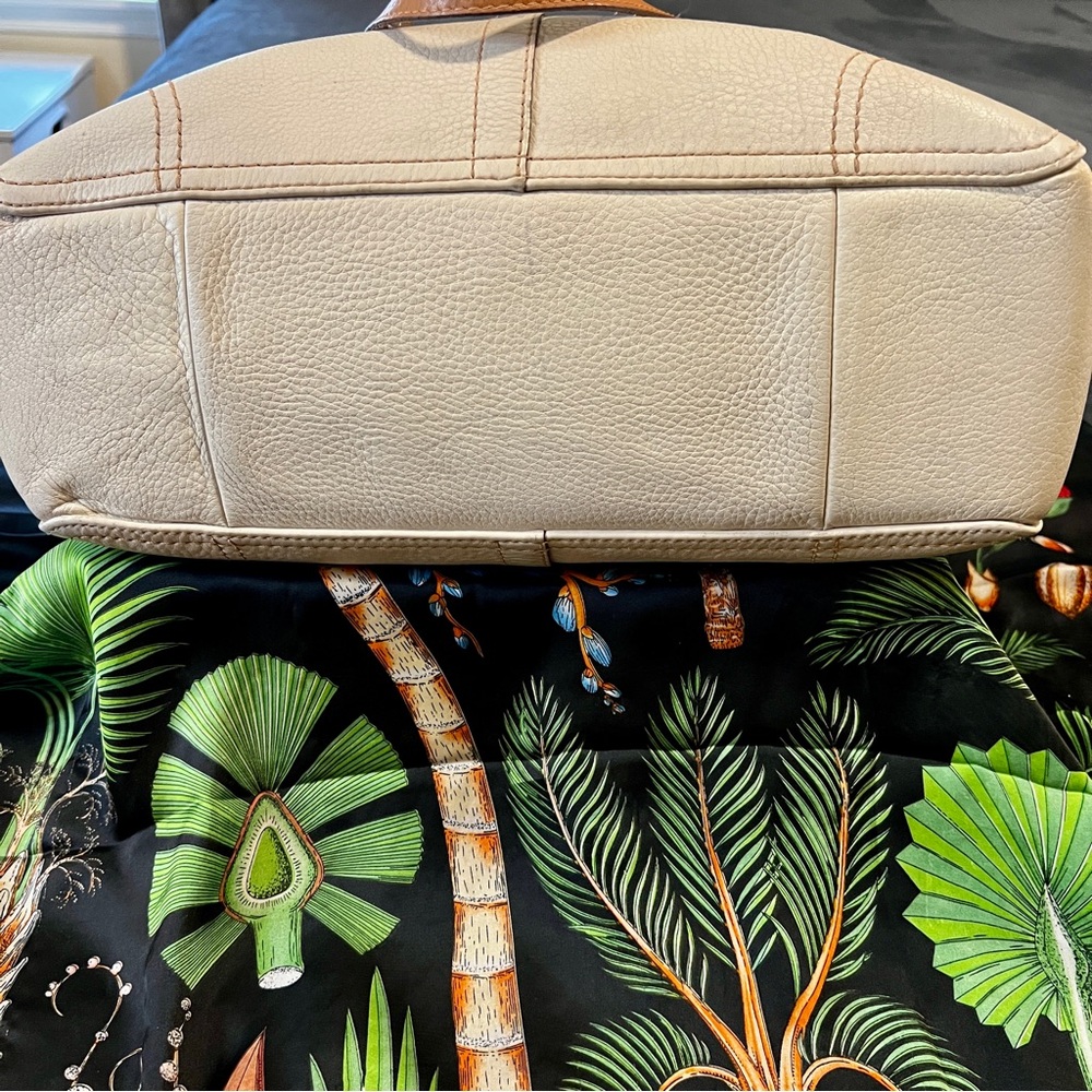 Coach Chelsea Pebble Leather Tote Bag Chalk Tan Work School Casual 
D1082-F12340 - Picture 7 of 13
